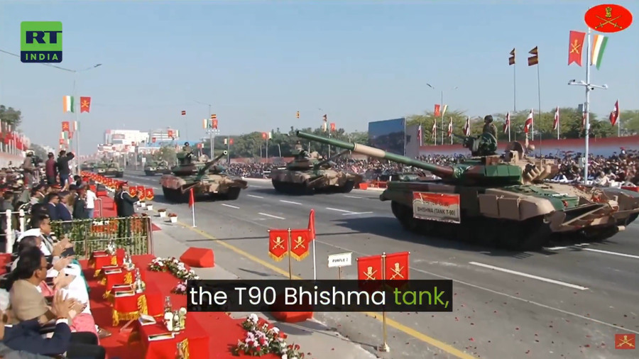 Sức mạnh qu&acirc;n sự Ấn Độ: T - 90 v&agrave; t&ecirc;n lửa BrahMos trong ng&agrave;y Qu&acirc;n đội - Ảnh 1.