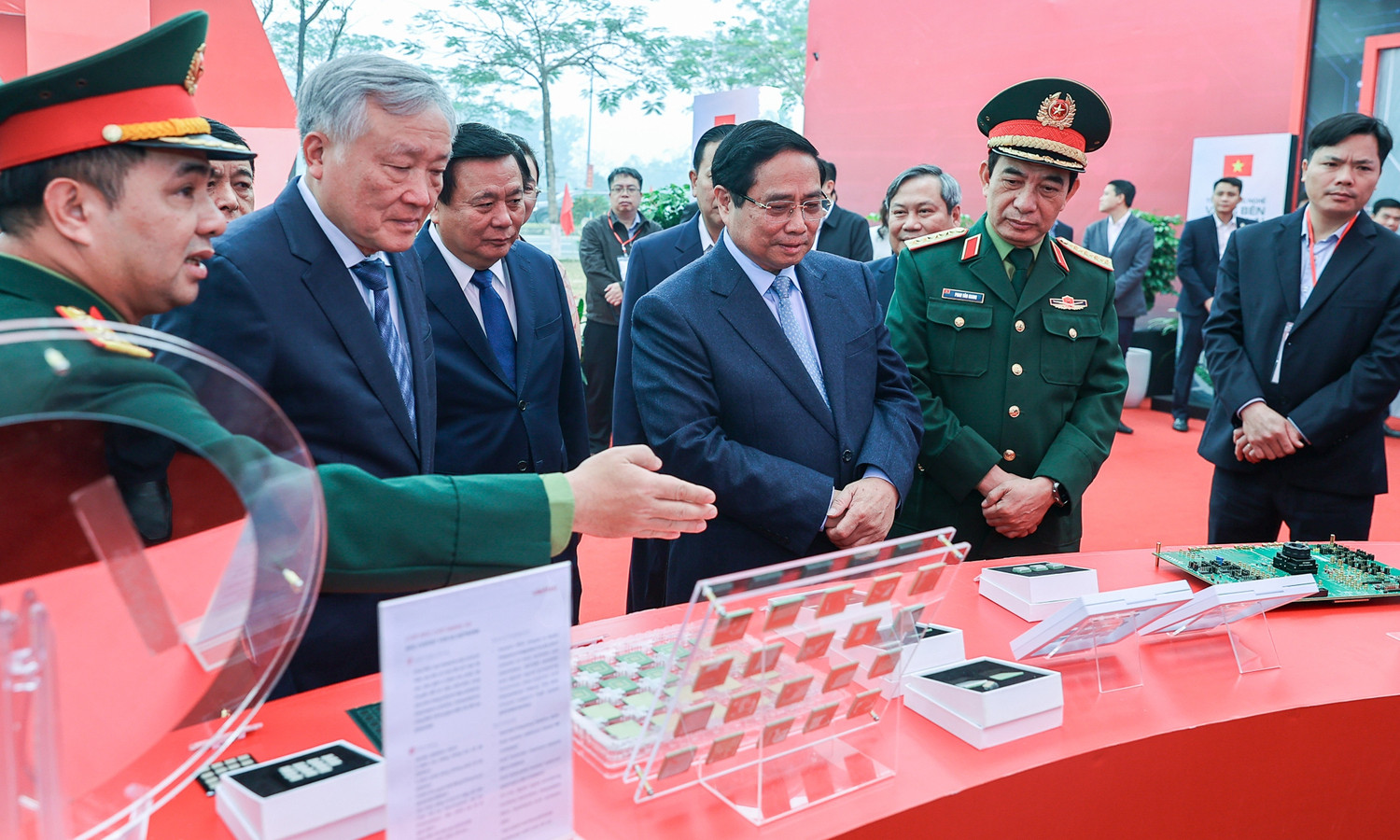 Tổng B&iacute; thư T&ocirc; L&acirc;m khởi c&ocirc;ng nh&agrave; m&aacute;y chip b&aacute;n dẫn đầu ti&ecirc;n tại Việt Nam - Ảnh 3.