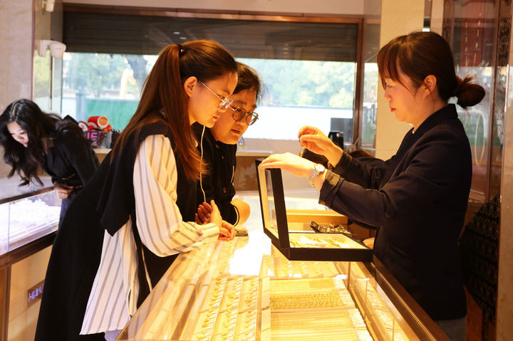 Giờ ai còn khoe đồ hiệu nữa, khoe vàng mới chất- Ảnh 6.