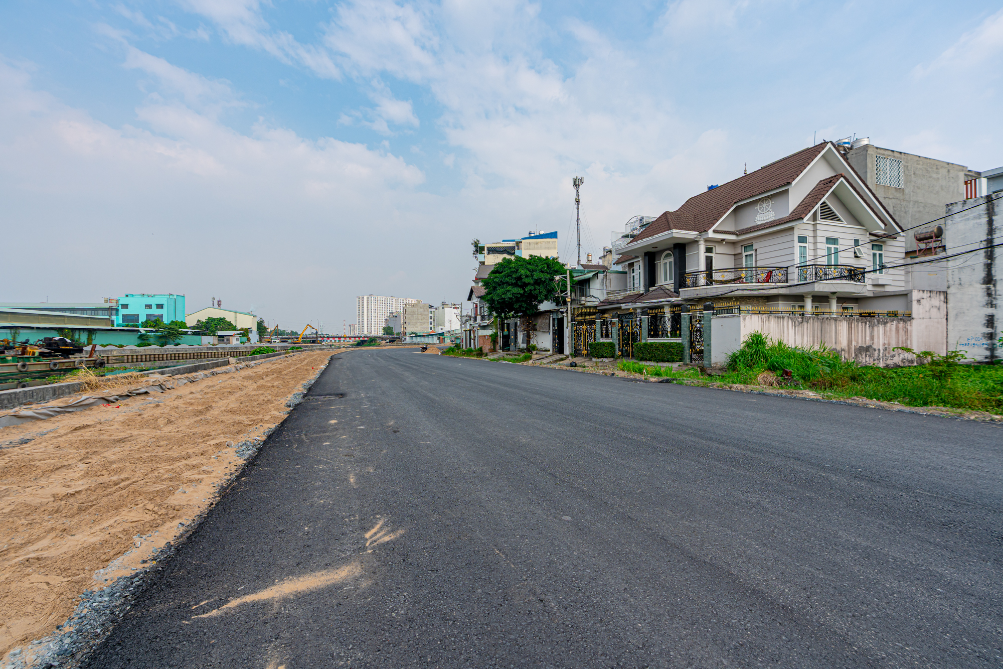 Dự án cải tạo kênh 9.000 tỷ, dài nhất TP.HCM: Đoạn đã “khoác áo mới”, đoạn vẫn ngổn ngang bùn đất- Ảnh 4.