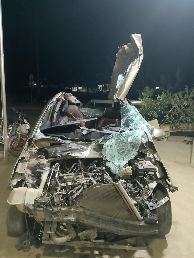 VIDEO: Ô tô tông vào lan can đường nát bét, tài xế may mắn thoát chết - Ảnh 1.