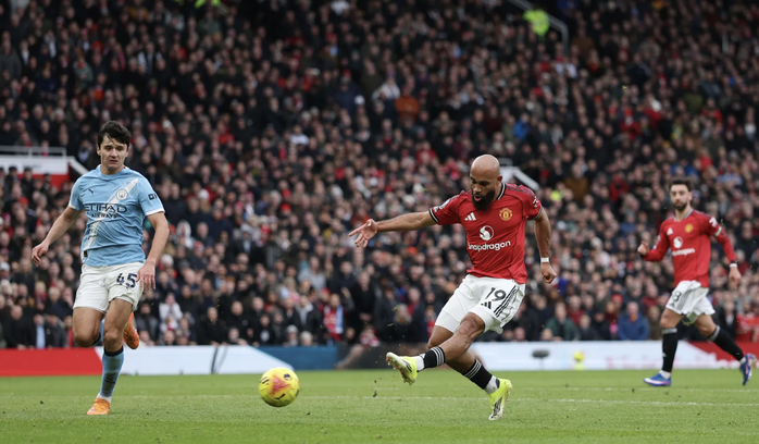 Quật ng&atilde; Man City trận derby, Man United tặng qu&agrave; thầy mới Michael Carrick - Ảnh 5.