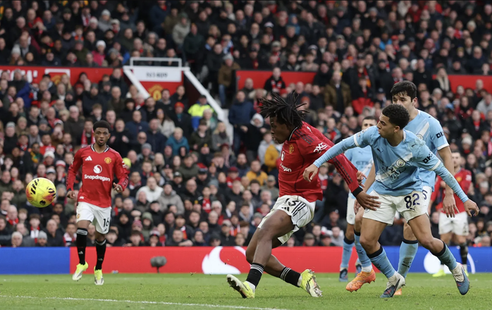 Quật ng&atilde; Man City trận derby, Man United tặng qu&agrave; thầy mới Michael Carrick - Ảnh 6.