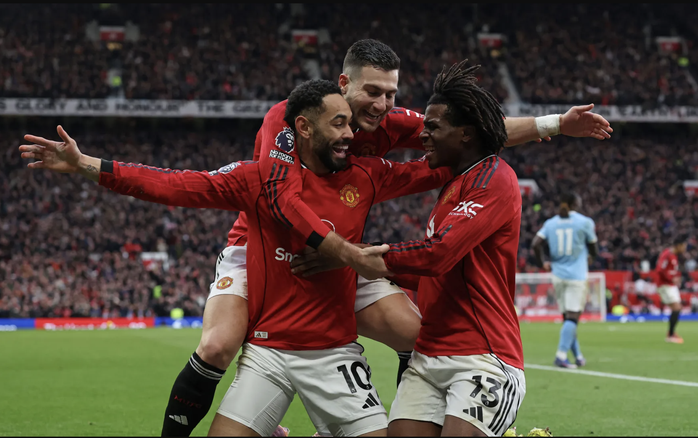 Quật ng&atilde; Man City trận derby, Man United tặng qu&agrave; thầy mới Michael Carrick - Ảnh 8.