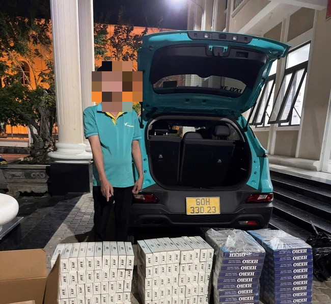 CSGT Tây Ninh phát hiện xe ô tô công nghệ chở thuốc lá nhập lậu - Ảnh 1.