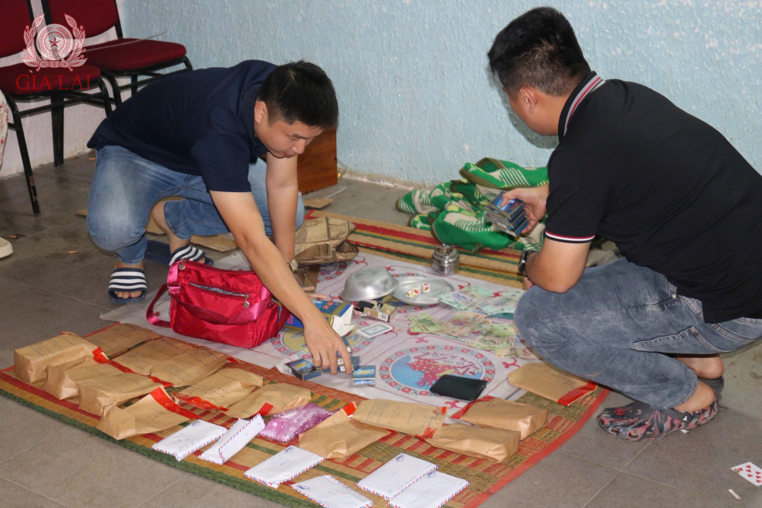 Ập vào nhà trọ Quốc Việt, bắt bà chủ Nguyễn Thị Phú và 15 người khác - Ảnh 1.