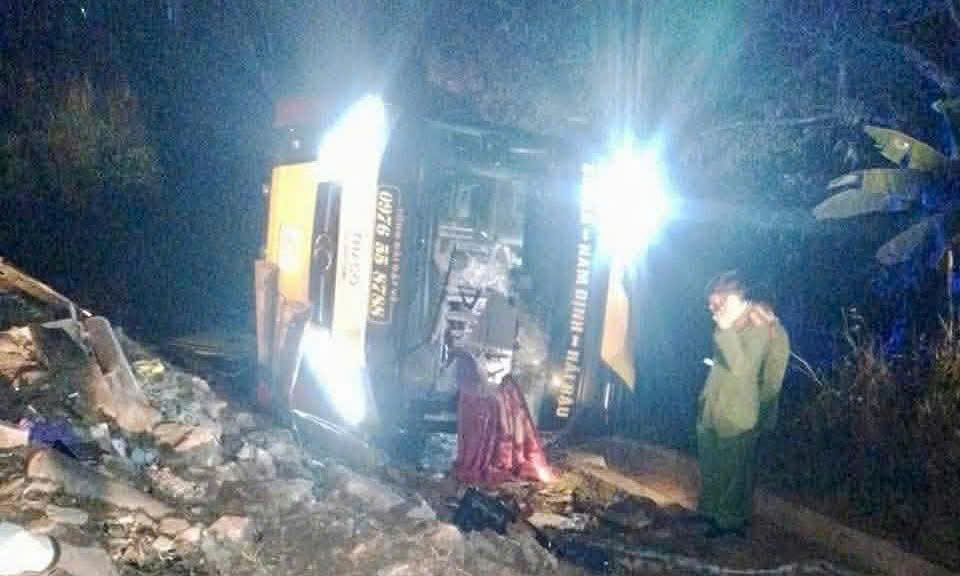 Xe khách lật trên quốc lộ, 4 người tử vong tại chỗ - Ảnh 1.