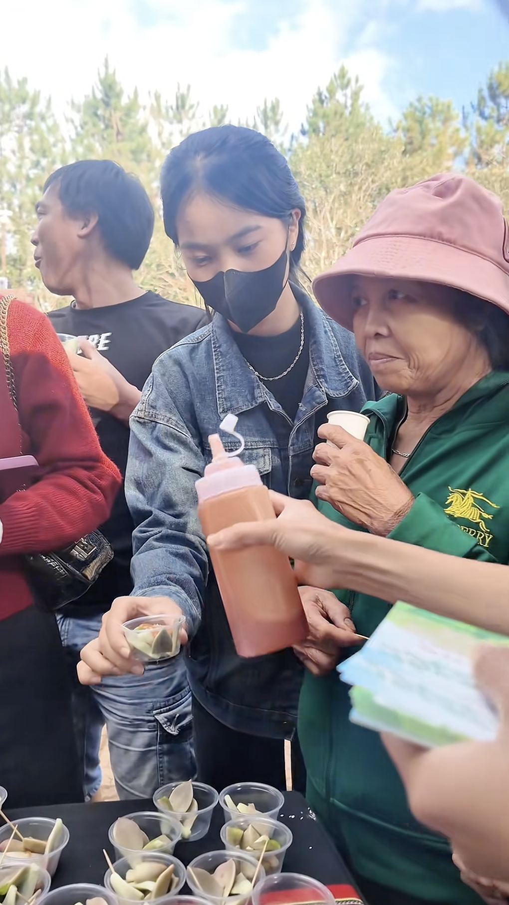 Cảnh báo trào lưu ăn sống sen đá chấm muối ớt, cẩn thận rước họa vào thân- Ảnh 11.