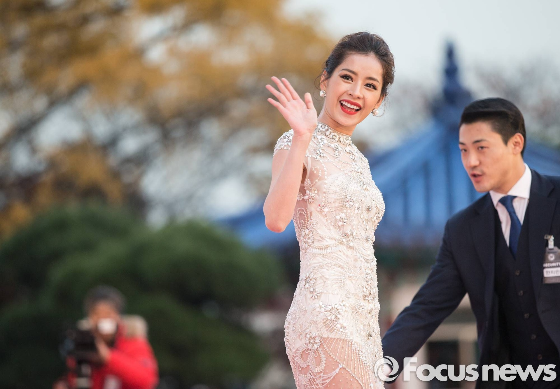 Đỉnh nhất trend 2016: Chi Pu ch&iacute;nh l&agrave; huyền thoại, được b&aacute;o H&agrave;n khen tận m&acirc;y xanh, lộng lẫy hơn minh tinh H&agrave;n Quốc- Ảnh 9.