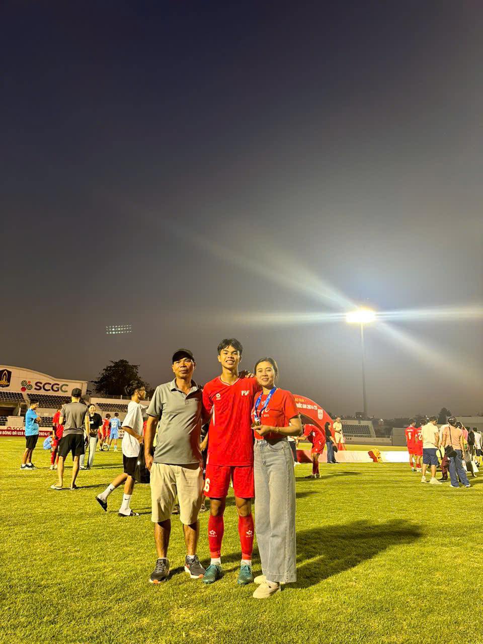 X&uacute;c động c&acirc;u chuyện mẹ ở trọ 3 năm, rửa b&aacute;t, l&agrave;m thu&ecirc; nu&ocirc;i giấc mơ cầu thủ của em &uacute;t U23 Việt Nam- Ảnh 4.