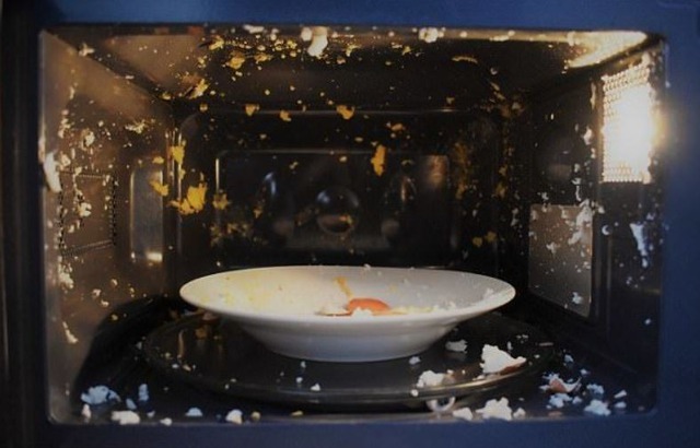 Đến ạ người nào cho 5 thứ này vào lò vi sóng, khác nào "đào hố chôn mình" - Ảnh 1.