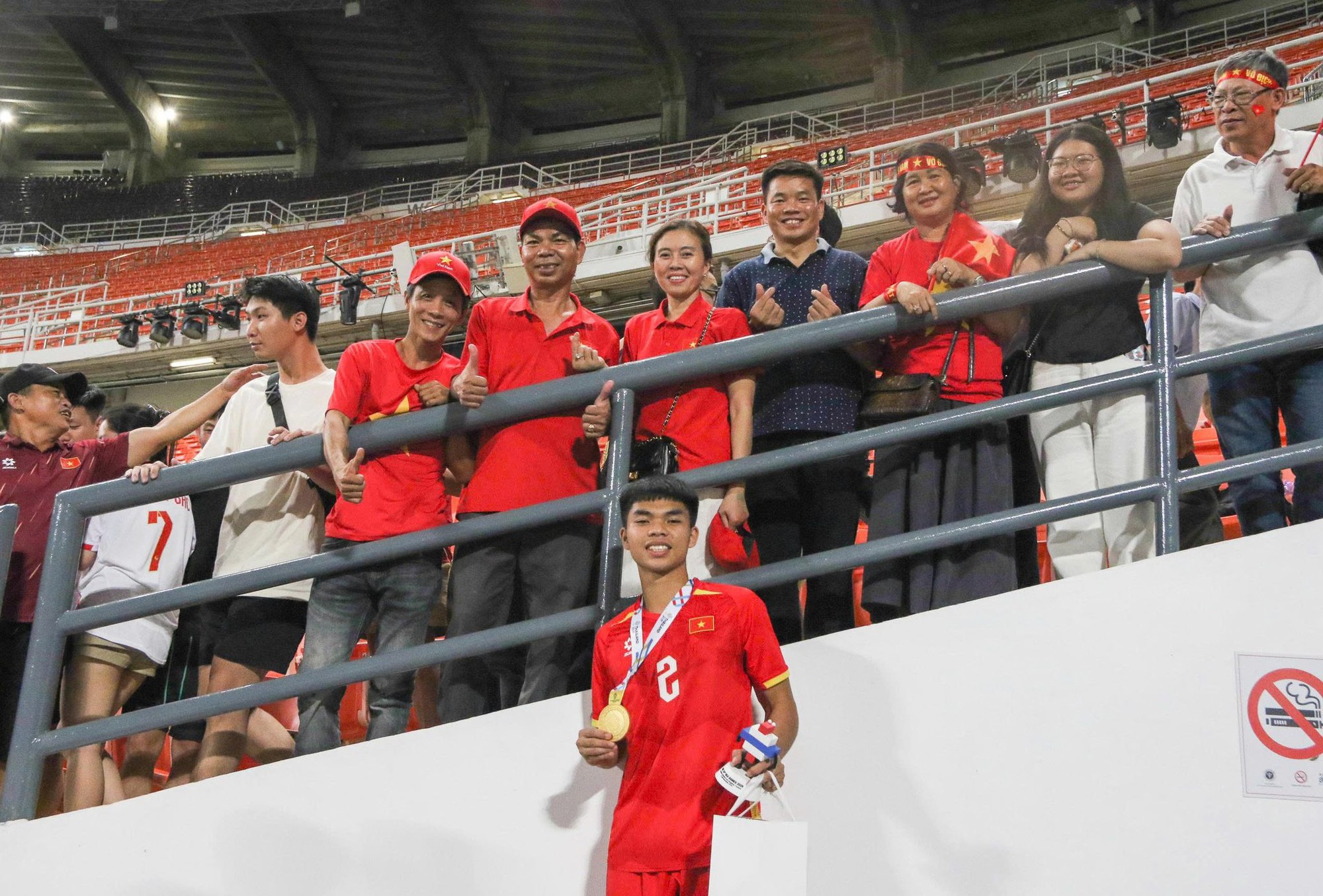 X&uacute;c động c&acirc;u chuyện mẹ ở trọ 3 năm, rửa b&aacute;t, l&agrave;m thu&ecirc; nu&ocirc;i giấc mơ cầu thủ của em &uacute;t U23 Việt Nam- Ảnh 7.