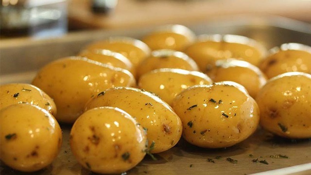 Đến ạ người nào cho 5 thứ này vào lò vi sóng, khác nào "đào hố chôn mình" - Ảnh 2.