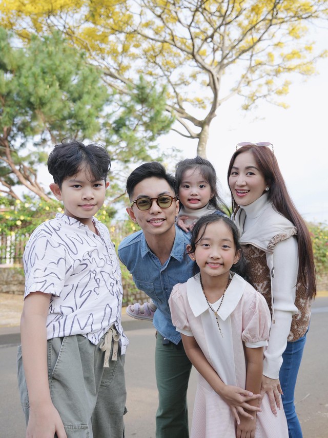 Kh&aacute;nh Thi nhiều lần bị bắt gặp 