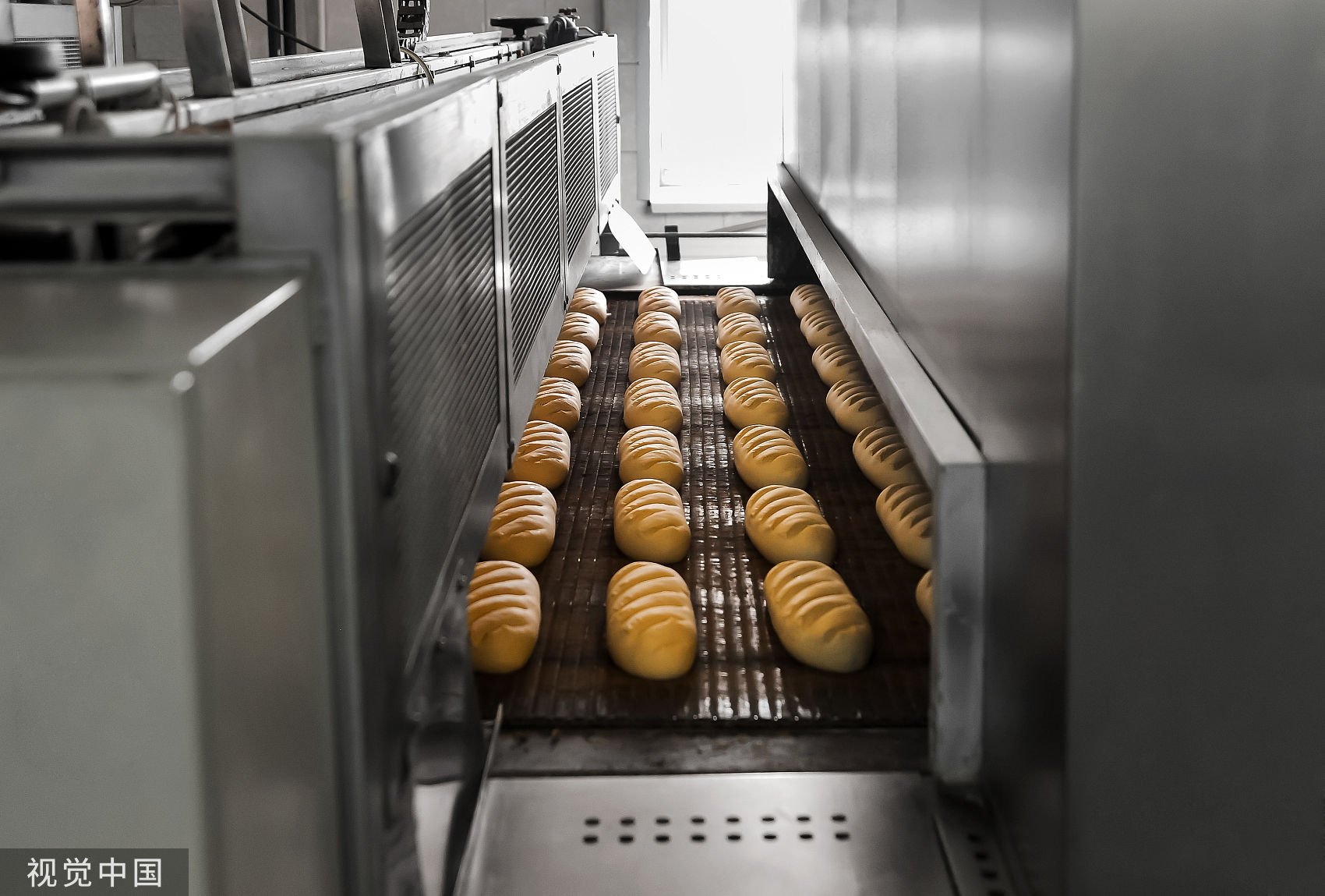 Đầu bếp b&aacute;nh ngọt 71 tuổi tử vong khi bị cuốn m&aacute;y trộn bột khổng lồ - Ảnh 1.