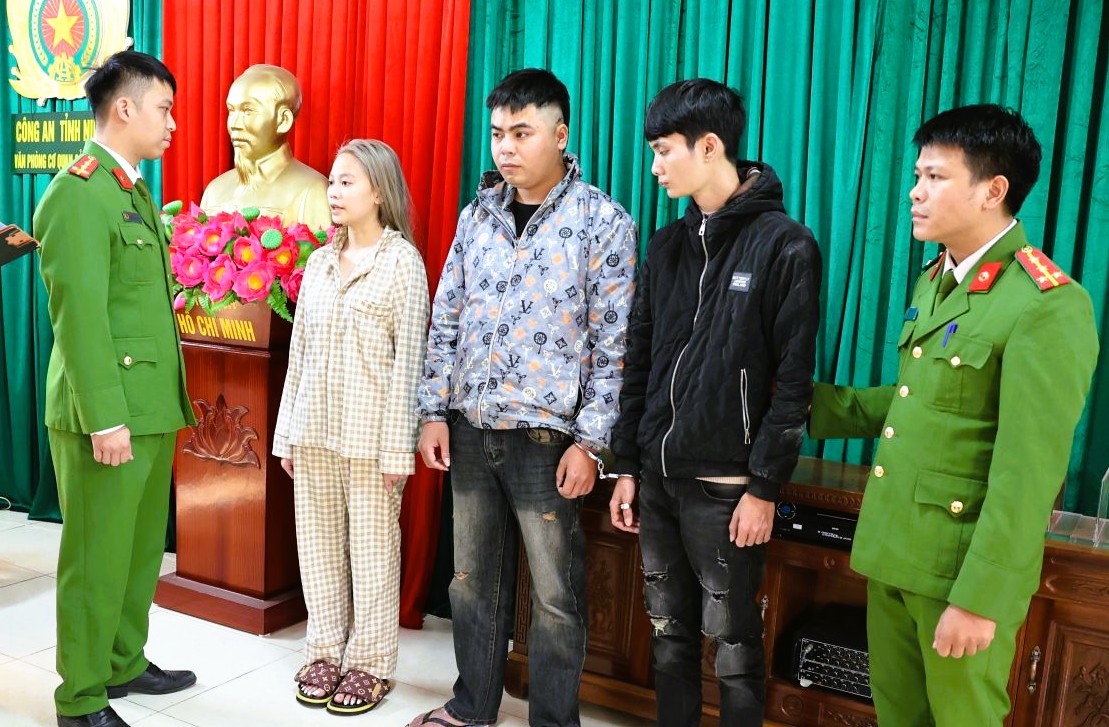 Cảnh s&aacute;t giải cứu 2 thiếu nữ bị mua b&aacute;n, &eacute;p đi l&agrave;m nh&acirc;n vi&ecirc;n karaoke - Ảnh 1.