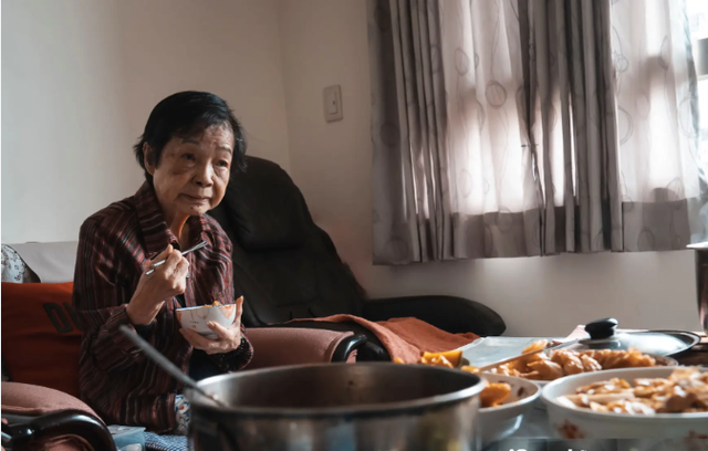 Tôi 70 tuổi, năm nào cũng nhận được rất nhiều tiền mừng tuổi mà không được tiêu, chỉ ước được nhận quà- Ảnh 2.