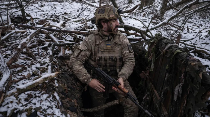 Lọt bẫy hỏa lực, quân Nga gọi chi viện rồi vẫn rút lui: Chiến thuật bào mòn sức Nga của Ukraine - Ảnh 1.