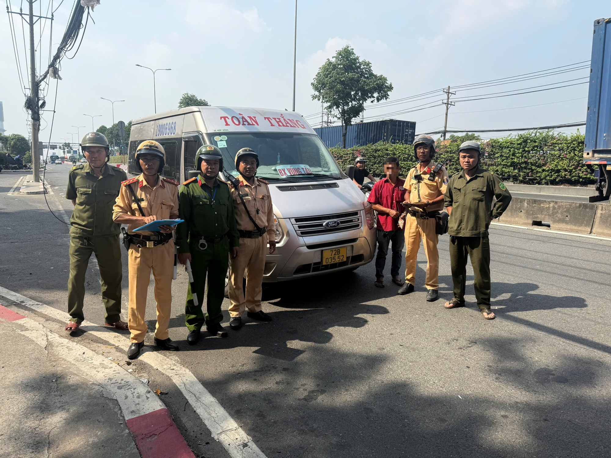 CSGT tr&iacute;ch xuất camera buồng l&aacute;i để xử phạt, t&agrave;i xế hết đường chối c&atilde;i - Ảnh 2.