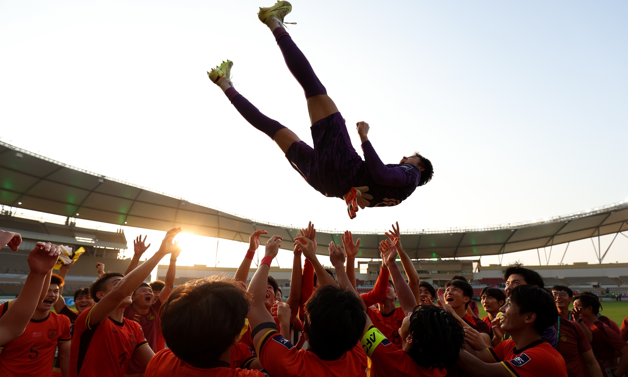 Báo Trung Quốc nói về U23 Việt Nam trước bán kết U23 châu Á: Họ giỏi đến mức cứ ngỡ đang xem Nhật Bản đá - Ảnh 2.