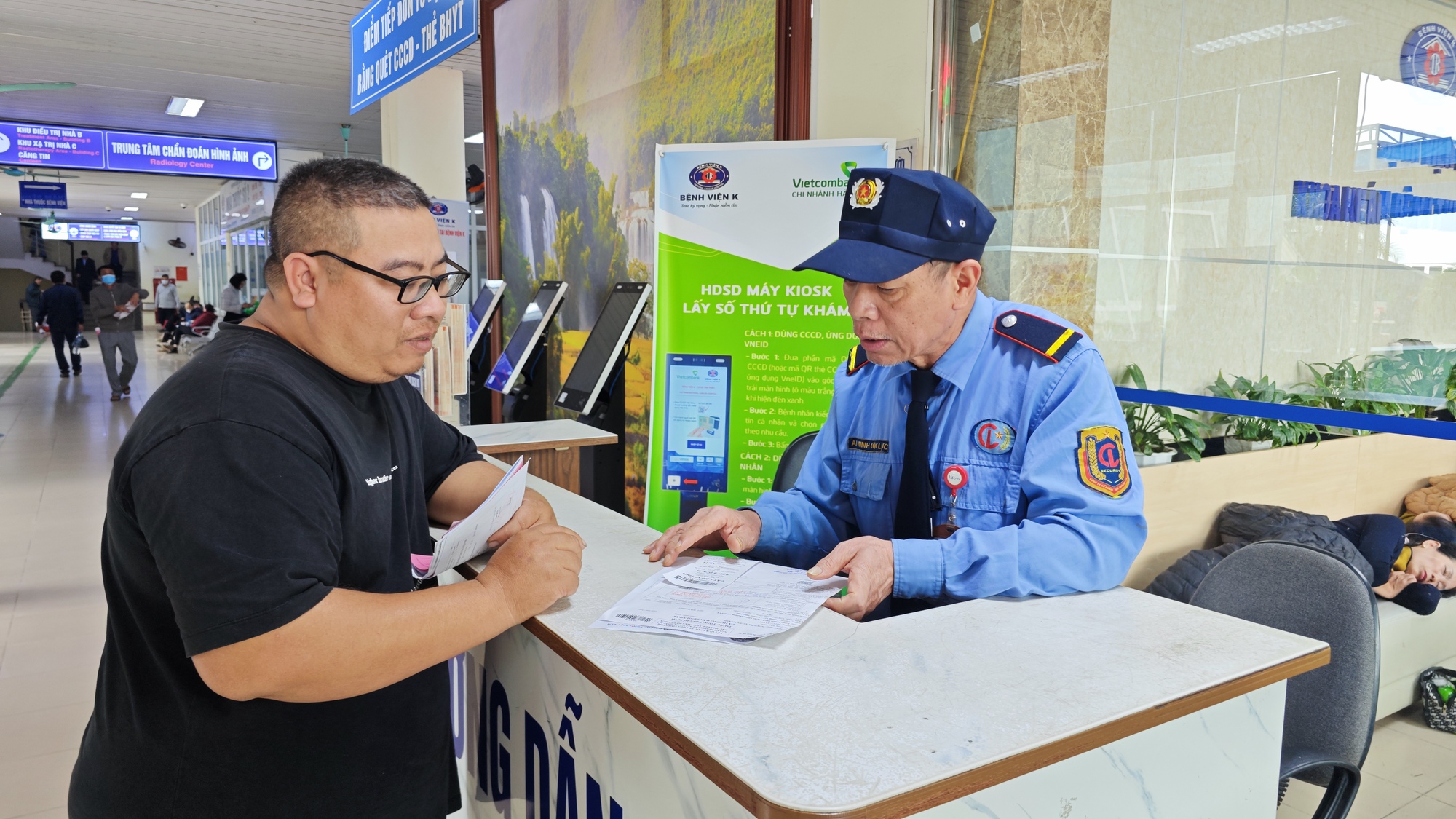 Gặp bác bảo vệ nổi đình đám sau clip hướng dẫn khám bệnh: 8 năm âm thầm của "người quản gia" đặc biệt nơi Bệnh viện K- Ảnh 1.