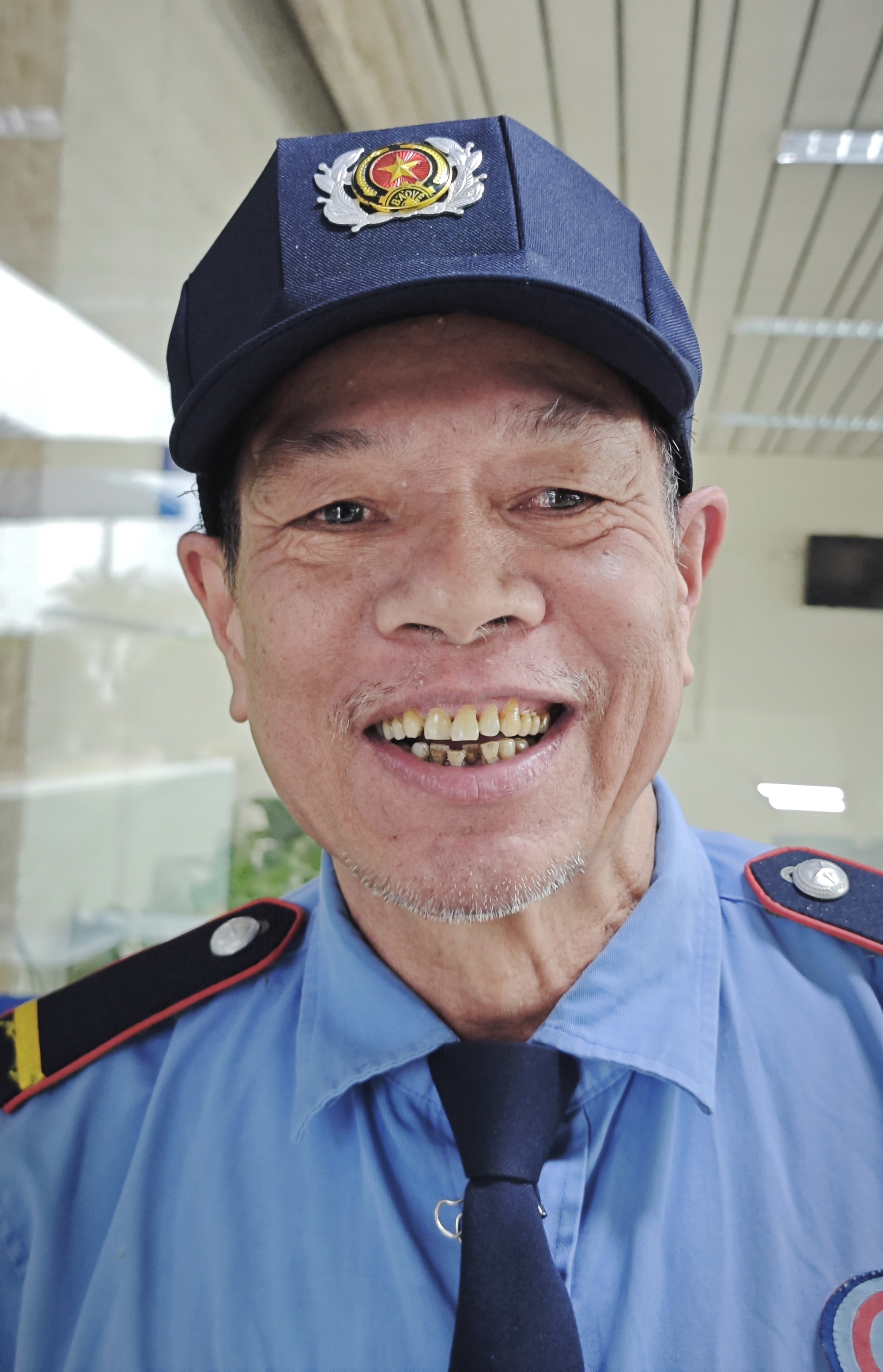 Gặp bác bảo vệ nổi đình đám sau clip hướng dẫn khám bệnh: 8 năm âm thầm của "người quản gia" đặc biệt nơi Bệnh viện K- Ảnh 2.