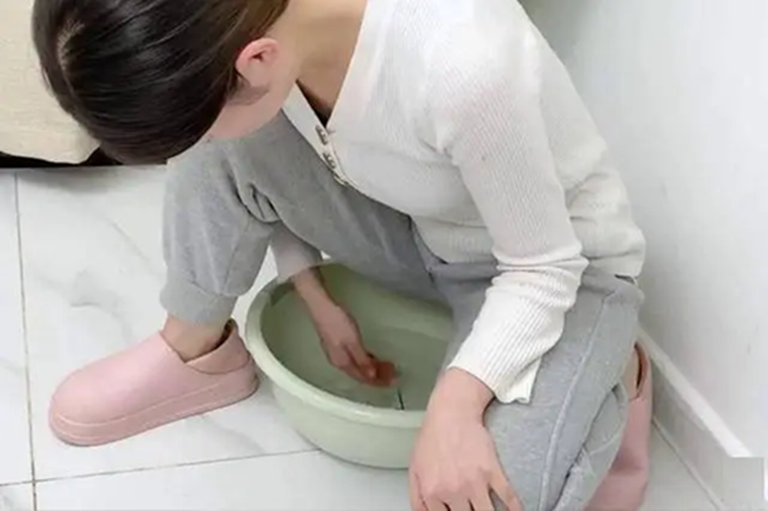 Ung thư âm đạo phát hiện muộn, cô gái hối hận vì không nghe mẹ: Làm việc này mỗi ngày "chỗ ấy" sao chịu nổi - Ảnh 2.