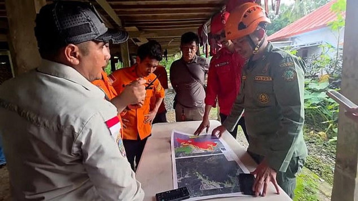 Indonesia nỗ lực t&igrave;m kiếm 11 người tr&ecirc;n m&aacute;y bay mất t&iacute;ch  - Ảnh 3.