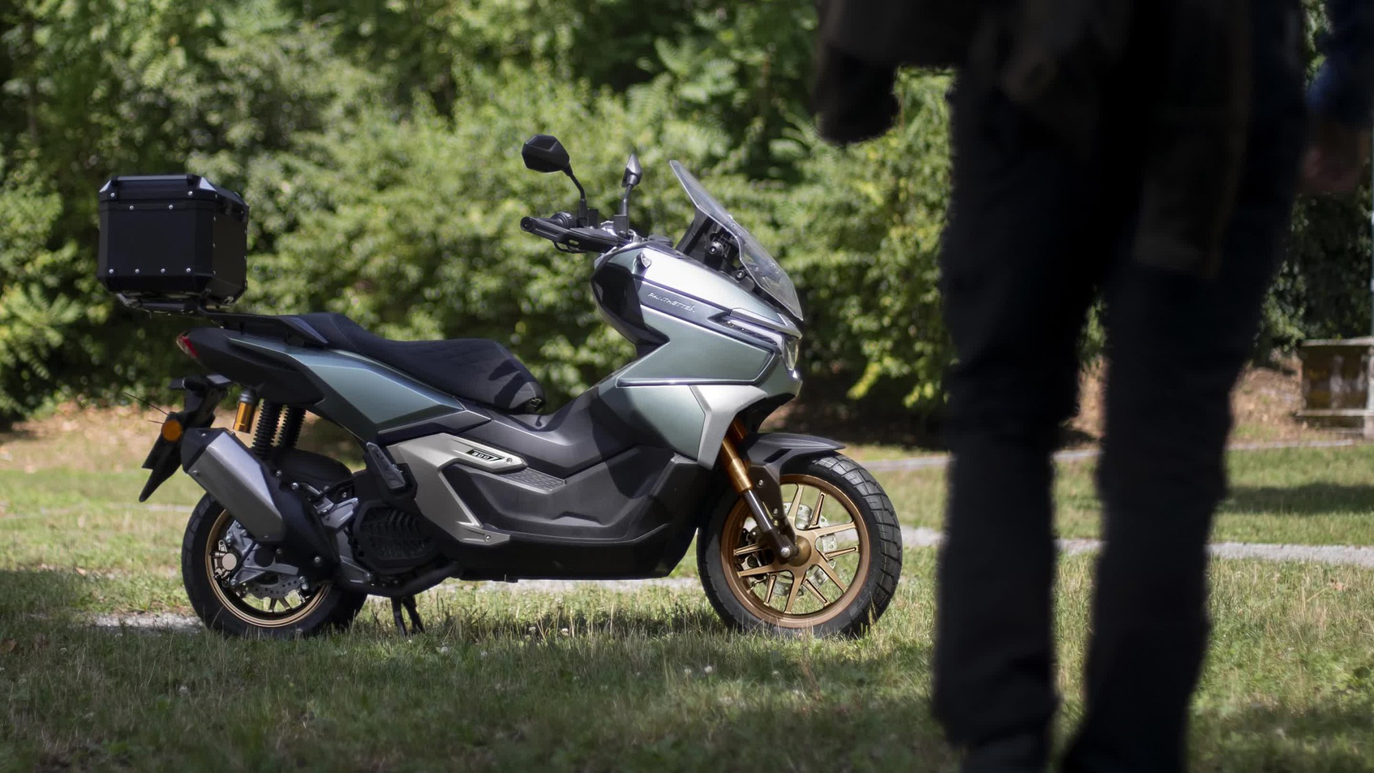 Nhẹ hơn đối thủ gần 40kg, mẫu xe tay ga 'độc lạ' n&agrave;y liệu c&oacute; l&agrave;m n&ecirc;n chuyện trước Honda v&agrave; Yamaha?- Ảnh 2.