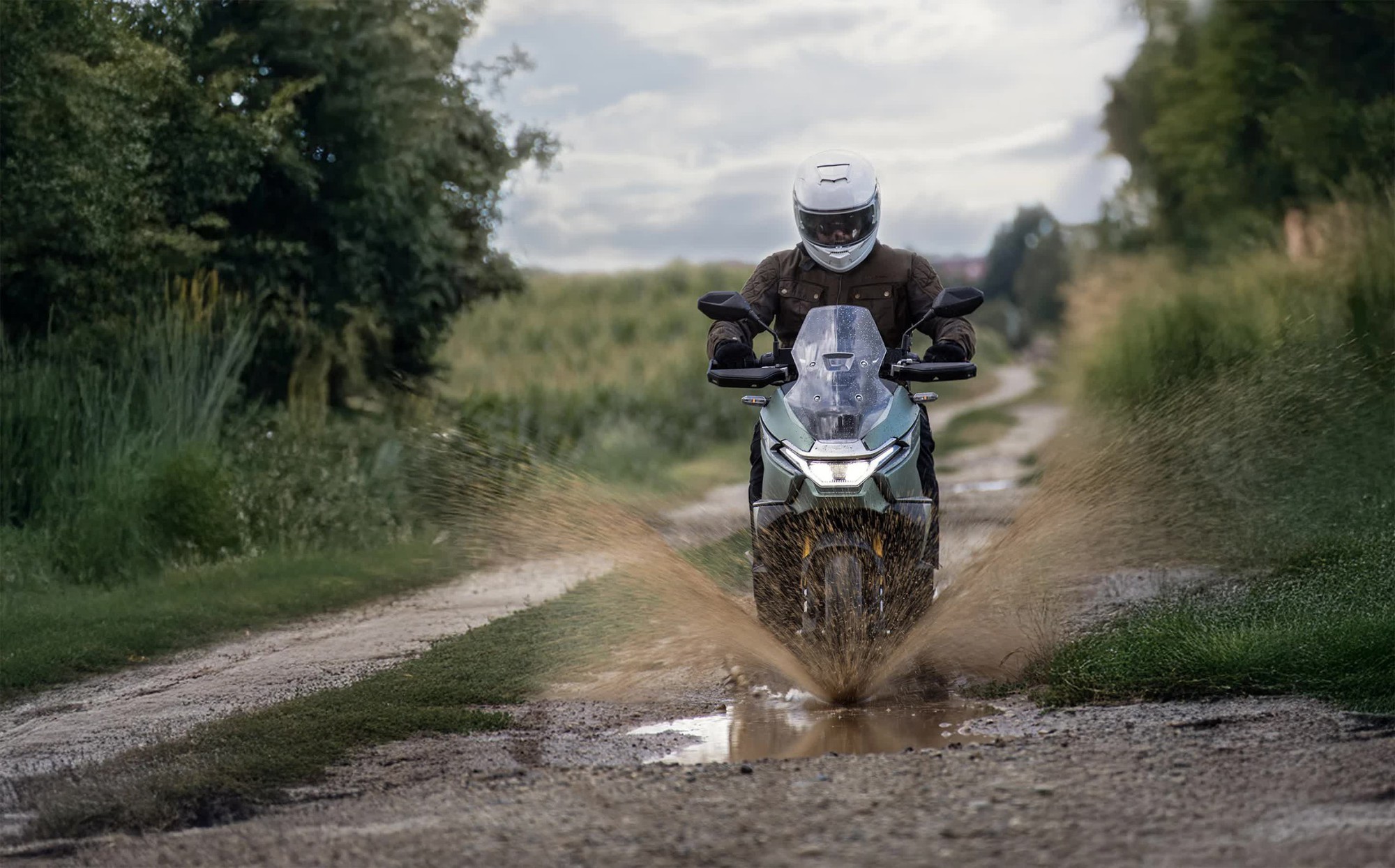 Nhẹ hơn đối thủ gần 40kg, mẫu xe tay ga 'độc lạ' n&agrave;y liệu c&oacute; l&agrave;m n&ecirc;n chuyện trước Honda v&agrave; Yamaha?- Ảnh 1.