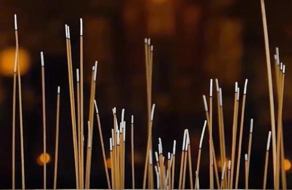 Thắp hương bị g&atilde;y n&eacute;n: C&oacute; phải điềm gở? C&oacute; cần khấn để "x&iacute; x&oacute;a" lỗi lầm? - Ảnh 2.