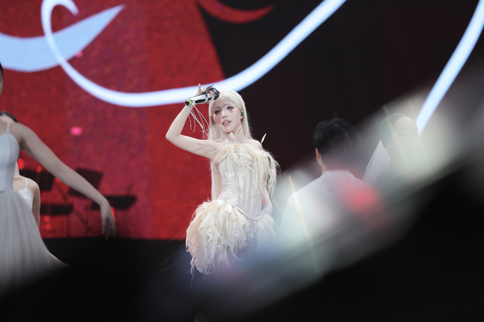 Ph&ugrave;ng Kh&aacute;nh Linh h&oacute;a "mỹ nữ t&oacute;c trắng": Đẹp ma mị, ch&aacute;y hết với &acirc;m nhạc - Ảnh 5.