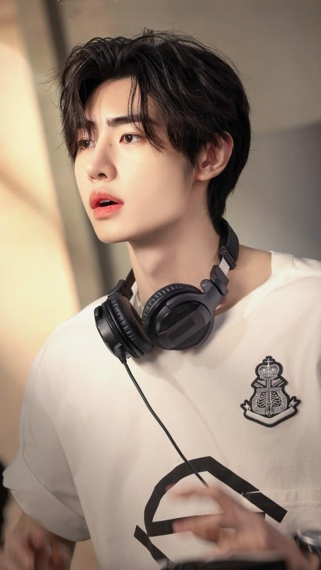 Fan cuồng rượt đuổi nam ca sĩ sợ đến xanh mặt mũi, t&aacute;c động vật l&yacute; lu&ocirc;n nh&acirc;n vi&ecirc;n nữ- Ảnh 3.