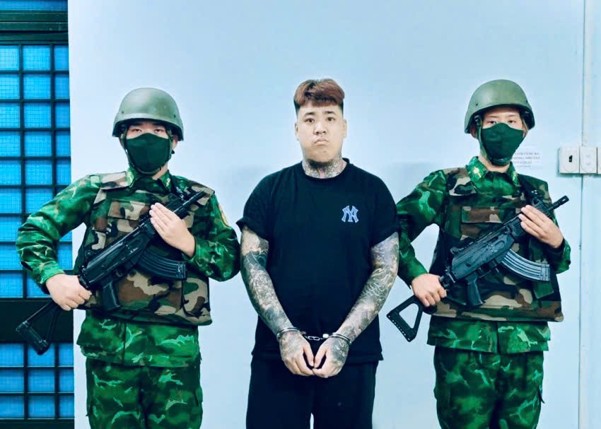 Đinh Nhựt Hiếu bị C&ocirc;ng an Vĩnh Long truy n&atilde; v&agrave; bắt giữ tại cửa khẩu Mộc B&agrave;i - Ảnh 1.