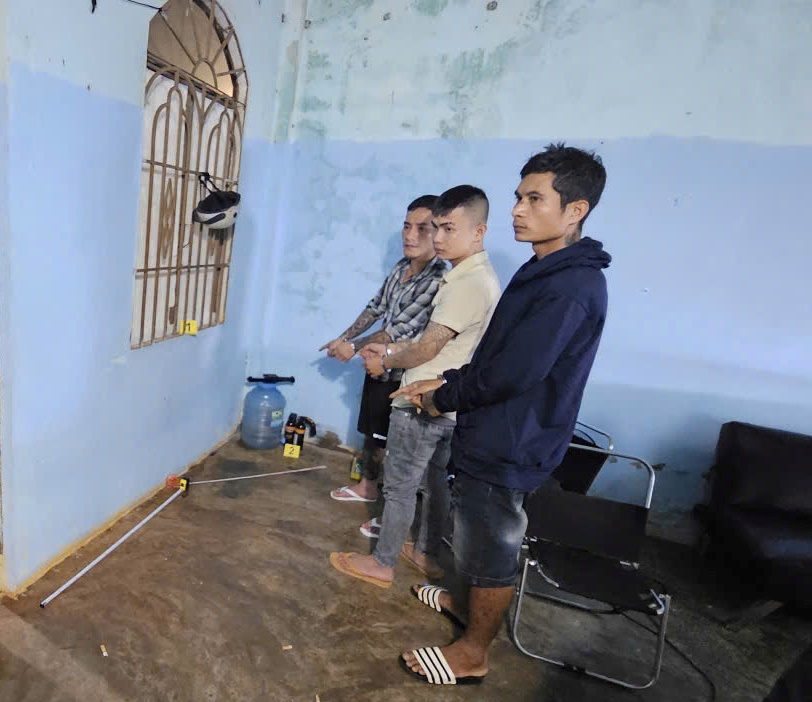 Nh&oacute;m đối tượng tra tấn nữ nh&acirc;n vi&ecirc;n qu&aacute;n karaoke bị truy tố về tội bắt giữ người tr&aacute;i ph&aacute;p luật - Ảnh 1.