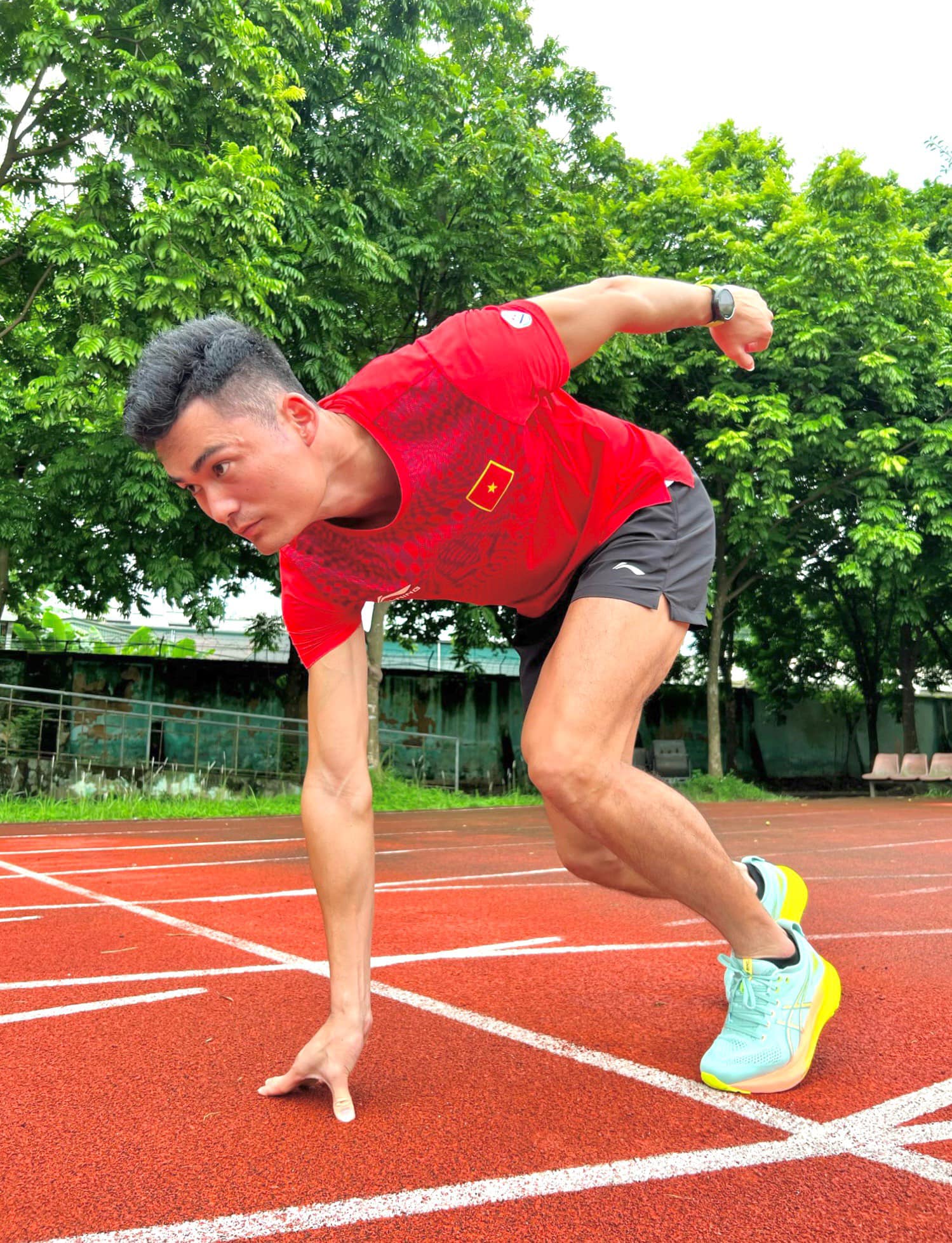 Hot: Nam thần điền kinh Quách Công Lịch quỳ gối cầu hôn hotgirl bóng chuyền Nguyệt Anh gây sốt MXH- Ảnh 5.