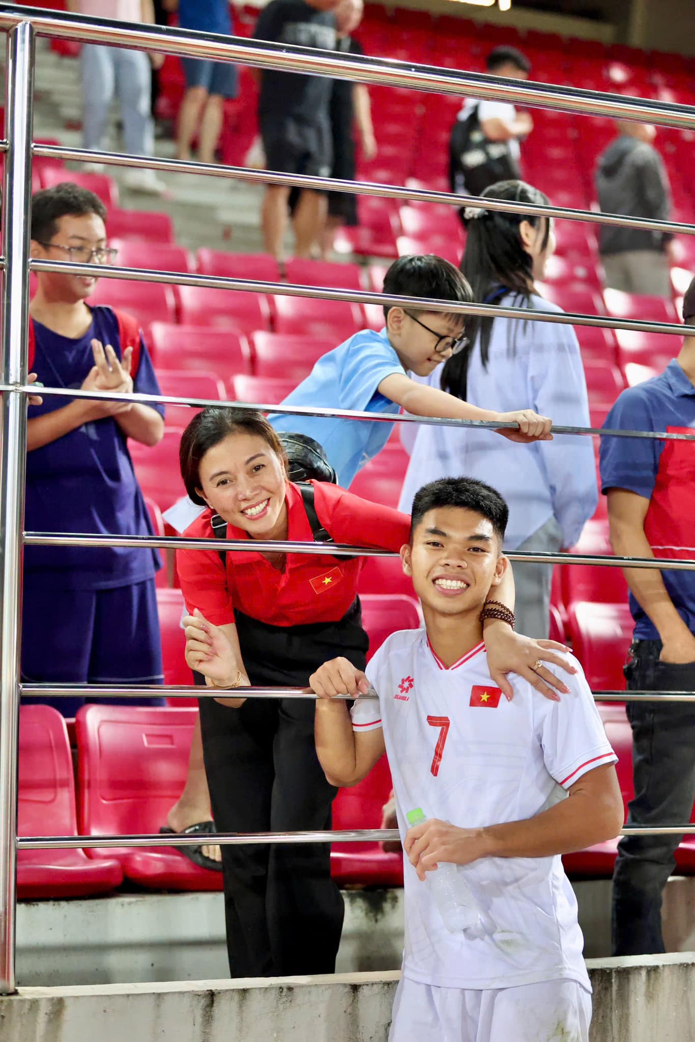 Video: X&uacute;c động mẹ cầu thủ L&ecirc; Ph&aacute;t 3 năm ở trọ, rong ruổi khắp SVĐ chắp c&aacute;nh ước mơ b&oacute;ng đ&aacute; cho con- Ảnh 1.