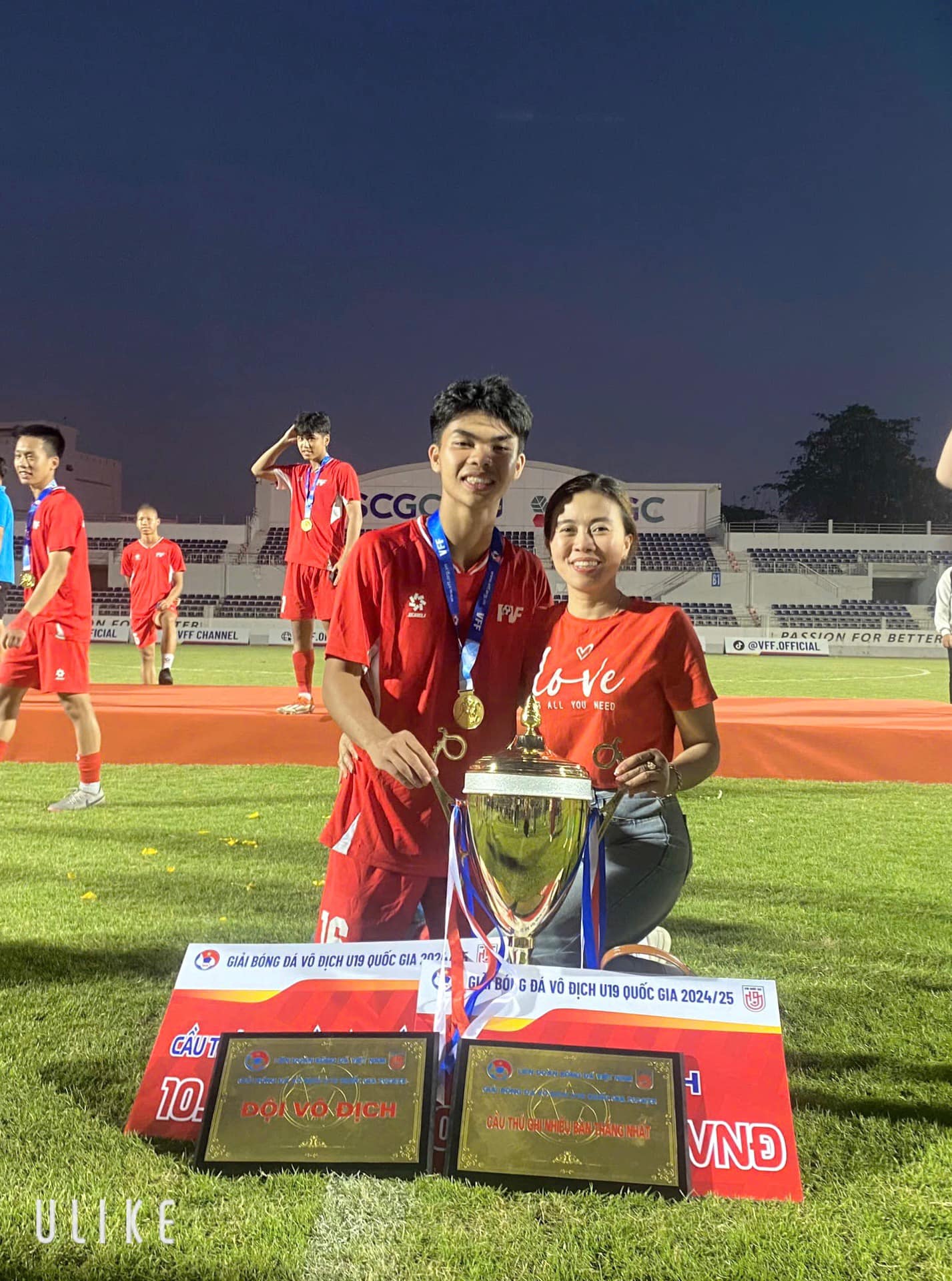 Video: X&uacute;c động mẹ cầu thủ L&ecirc; Ph&aacute;t 3 năm ở trọ, rong ruổi khắp SVĐ chắp c&aacute;nh ước mơ b&oacute;ng đ&aacute; cho con- Ảnh 3.