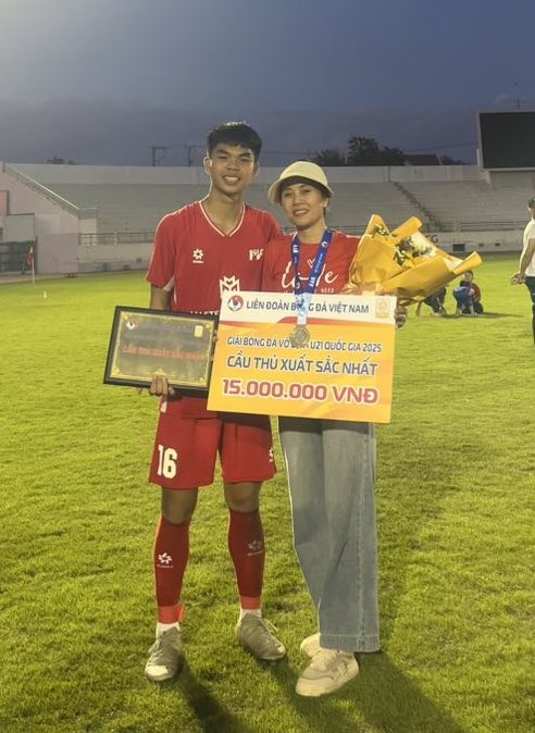 Video: X&uacute;c động mẹ cầu thủ L&ecirc; Ph&aacute;t 3 năm ở trọ, rong ruổi khắp SVĐ chắp c&aacute;nh ước mơ b&oacute;ng đ&aacute; cho con- Ảnh 4.