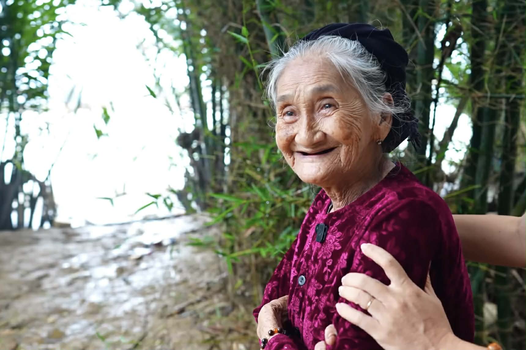 Cuộc sống hiện tại của người phụ nữ chèo đò ở Hội An được mệnh danh là “cụ bà đẹp nhất thế giới” - Ảnh 5.