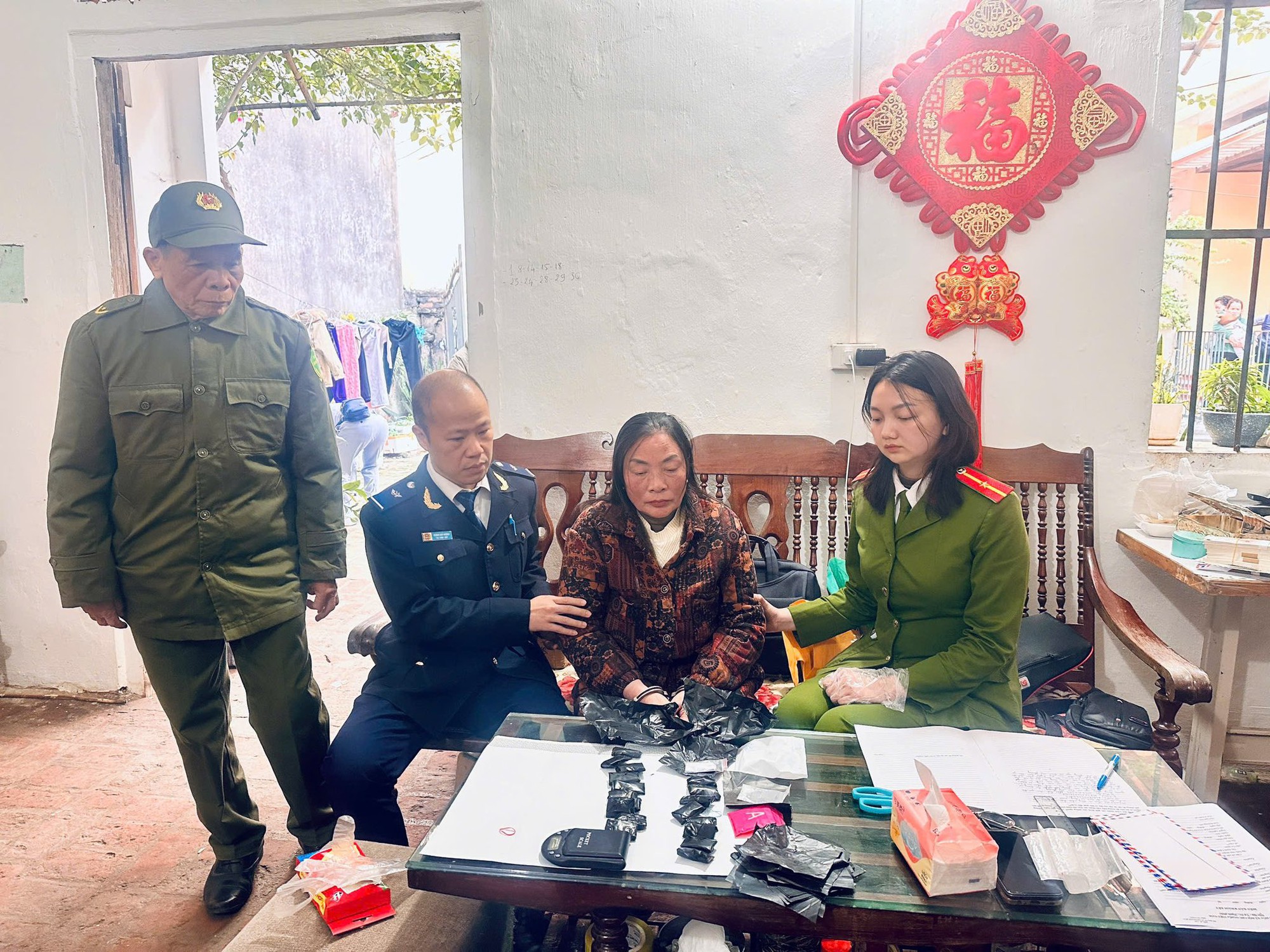 Bắt giữ 7 . 838 C&acirc;y thuốc phiện tại khu vườn b&iacute; mật của 3 anh em họ Ho&agrave;ng - Ảnh 1.