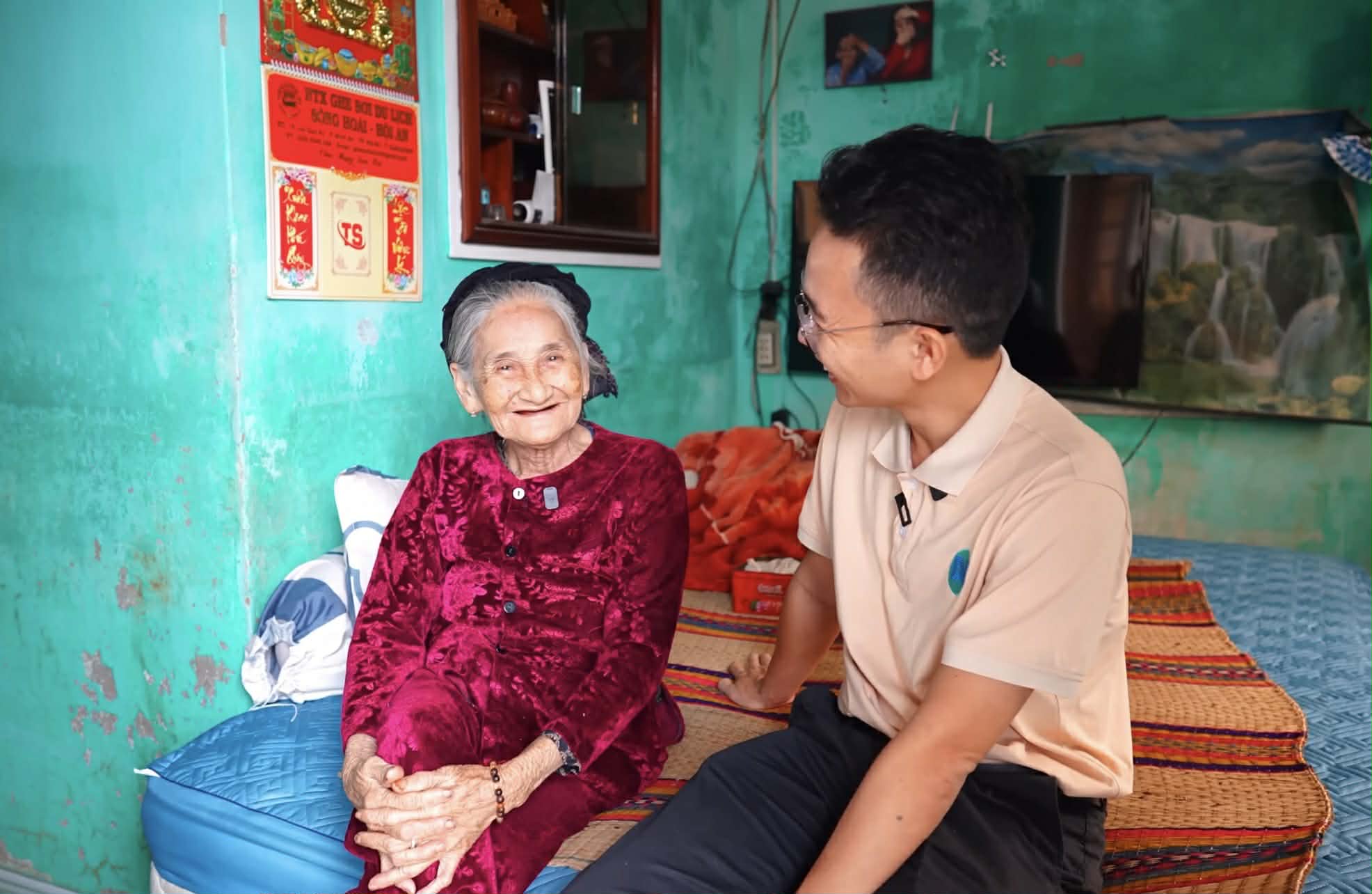 Cuộc sống hiện tại của người phụ nữ chèo đò ở Hội An được mệnh danh là “cụ bà đẹp nhất thế giới” - Ảnh 3.