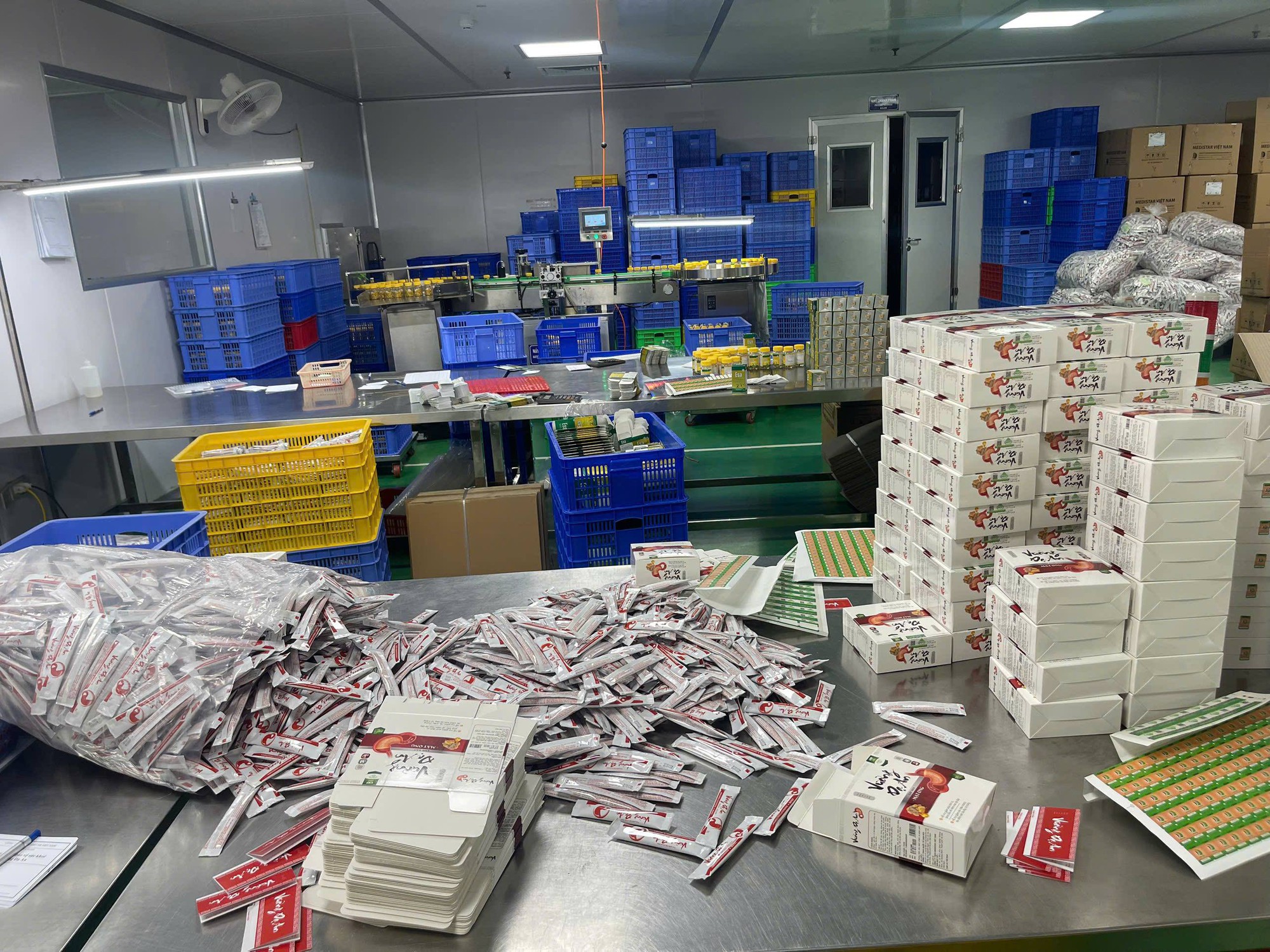 Phanh phui đường dây thực phẩm chức năng giả 1 . 800 Tỷ đồng tại Việt Nam - Ảnh 3.