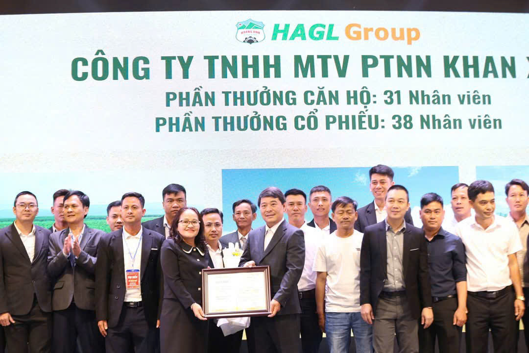 Bầu Đức thưởng căn hộ cho nh&acirc;n vi&ecirc;n duy nhất của một ph&ograve;ng ở lại khi c&ocirc;ng ty nợ lương nửa năm - Ảnh 2.
