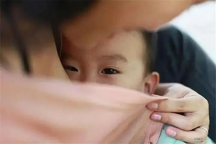 Một khoảnh khắc trên tàu điện ngầm gây bàn tán- Ảnh 3.