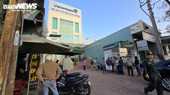 Hai kẻ d&ugrave;ng s&uacute;ng cướp ng&acirc;n h&agrave;ng Vietcombank ở Gia Lai bị truy bắt - Ảnh 6.