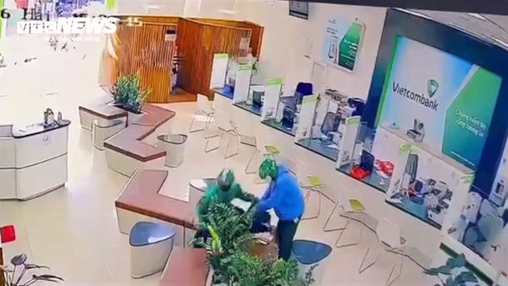 Hai kẻ d&ugrave;ng s&uacute;ng cướp ng&acirc;n h&agrave;ng Vietcombank ở Gia Lai bị truy bắt - Ảnh 2.