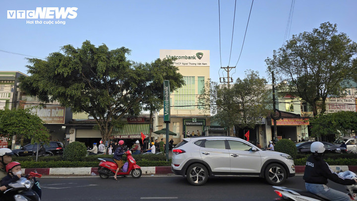 Hai kẻ d&ugrave;ng s&uacute;ng cướp ng&acirc;n h&agrave;ng Vietcombank ở Gia Lai bị truy bắt - Ảnh 8.