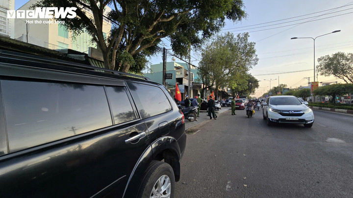 Hai kẻ d&ugrave;ng s&uacute;ng cướp ng&acirc;n h&agrave;ng Vietcombank ở Gia Lai bị truy bắt - Ảnh 7.