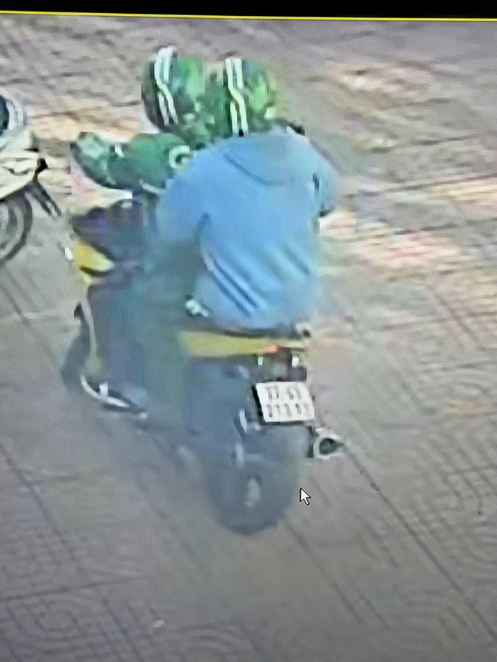 Hai kẻ d&ugrave;ng s&uacute;ng cướp ng&acirc;n h&agrave;ng Vietcombank ở Gia Lai bị truy bắt - Ảnh 4.